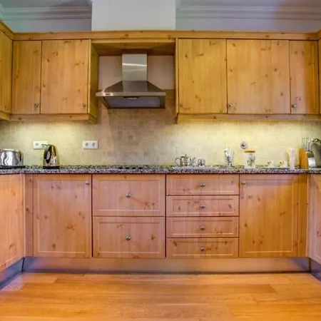 Sleeps 8 Pool Air Con Wifi